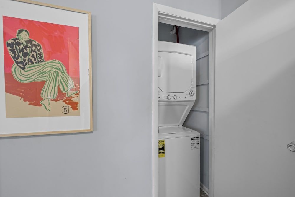 881 Furnished Apartments Deluxe Apartment 30