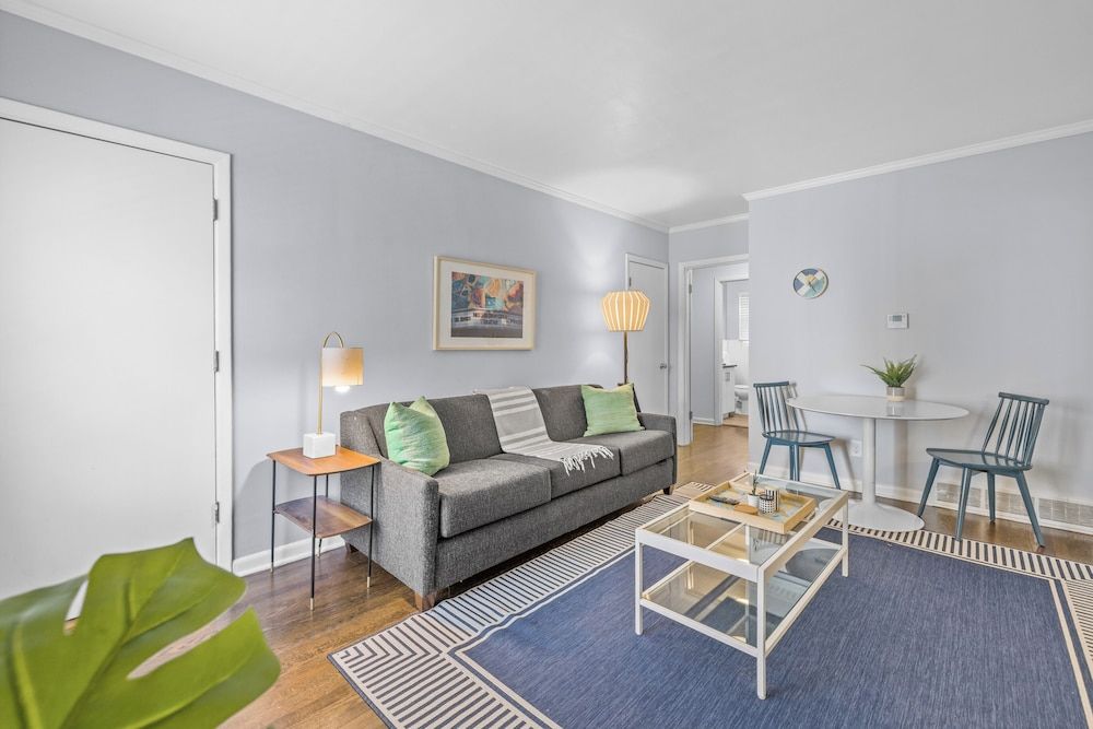 881 Furnished Apartments Deluxe Apartment 21