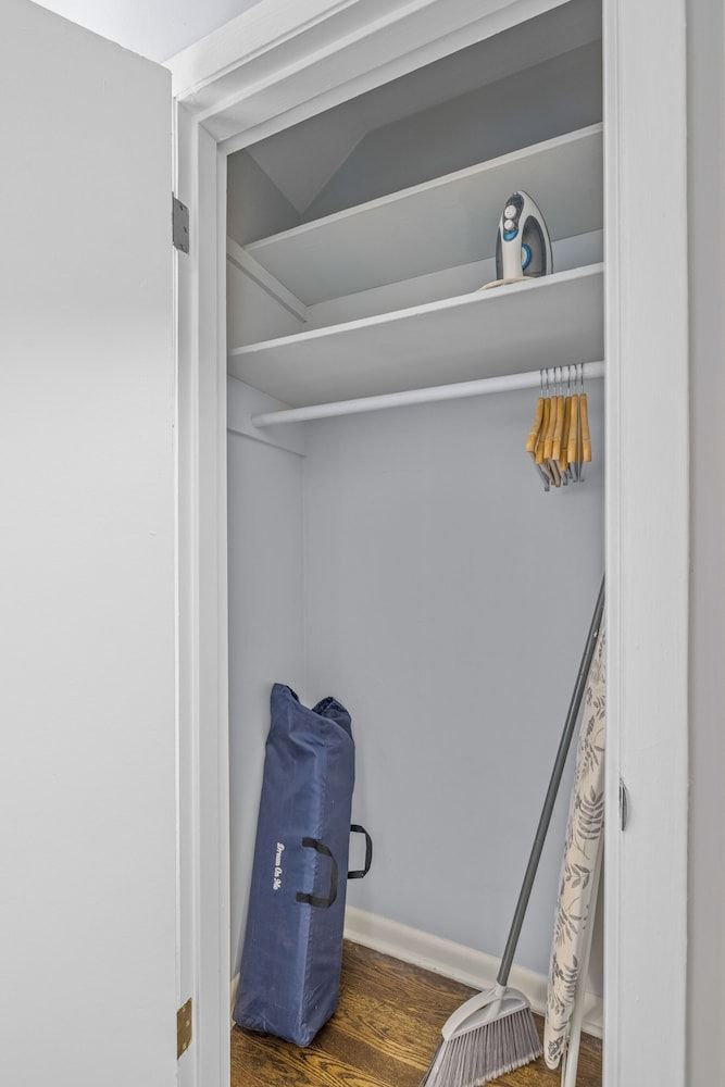 881 Furnished Apartments Deluxe Apartment 13