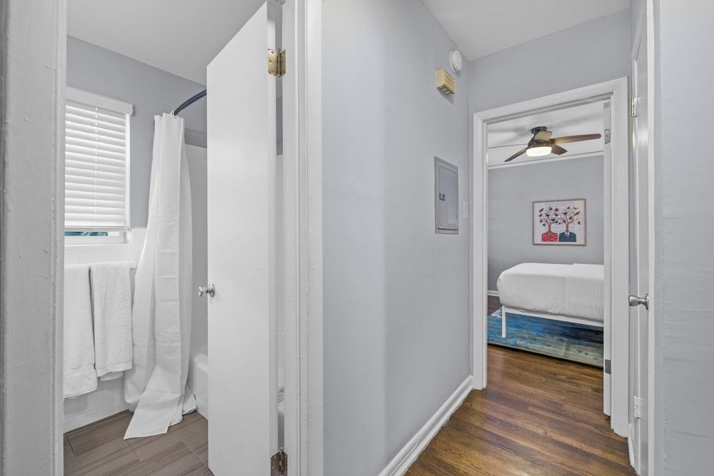 881 Furnished Apartments Deluxe Apartment 14