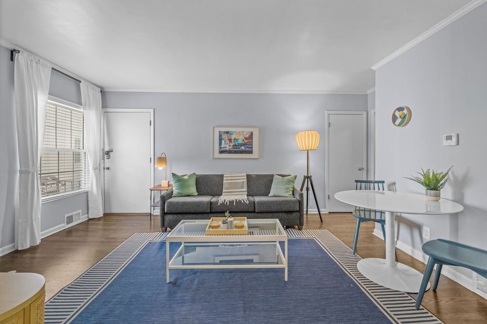 881 Furnished Apartments Deluxe Apartment 22