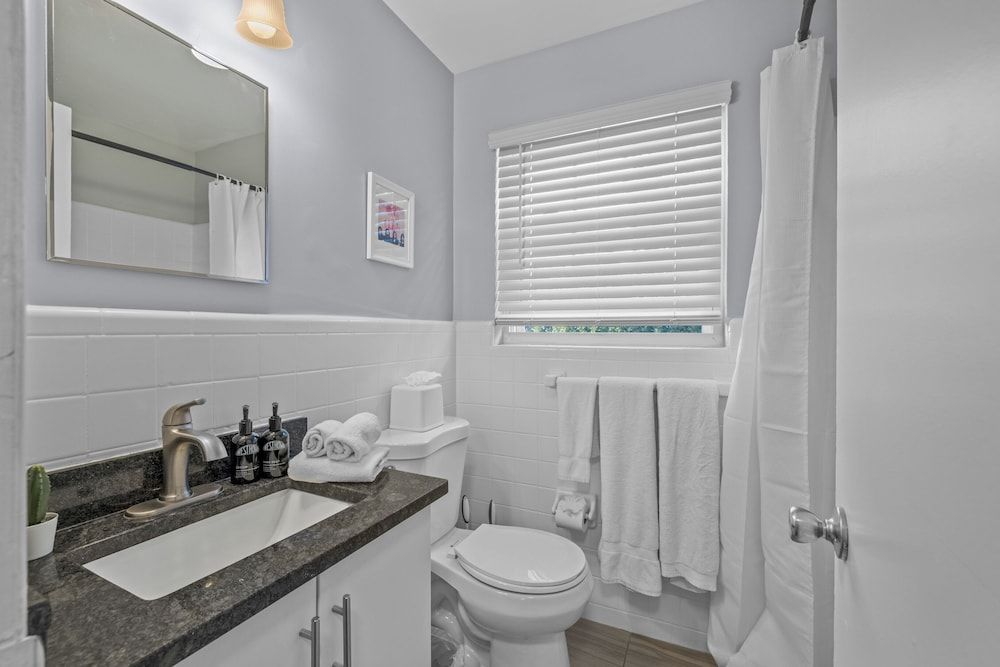 881 Furnished Apartments Deluxe Apartment 15