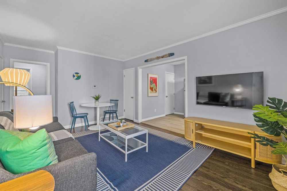 881 Furnished Apartments Deluxe Apartment 20