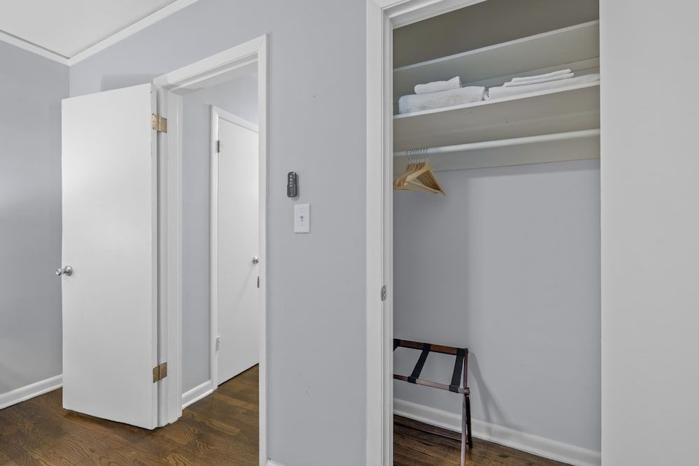 881 Furnished Apartments Deluxe Apartment 29