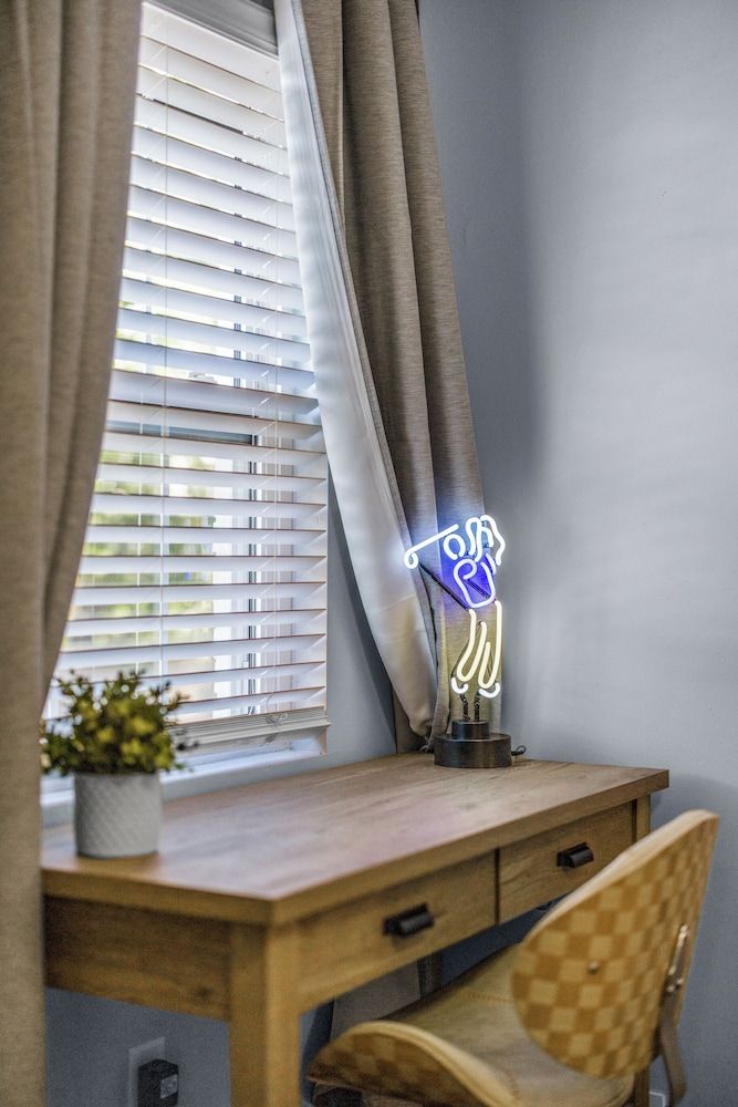 881 Furnished Apartments Deluxe Apartment 26