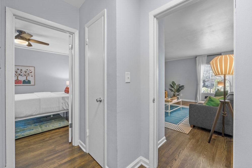 881 Furnished Apartments Deluxe Apartment 19