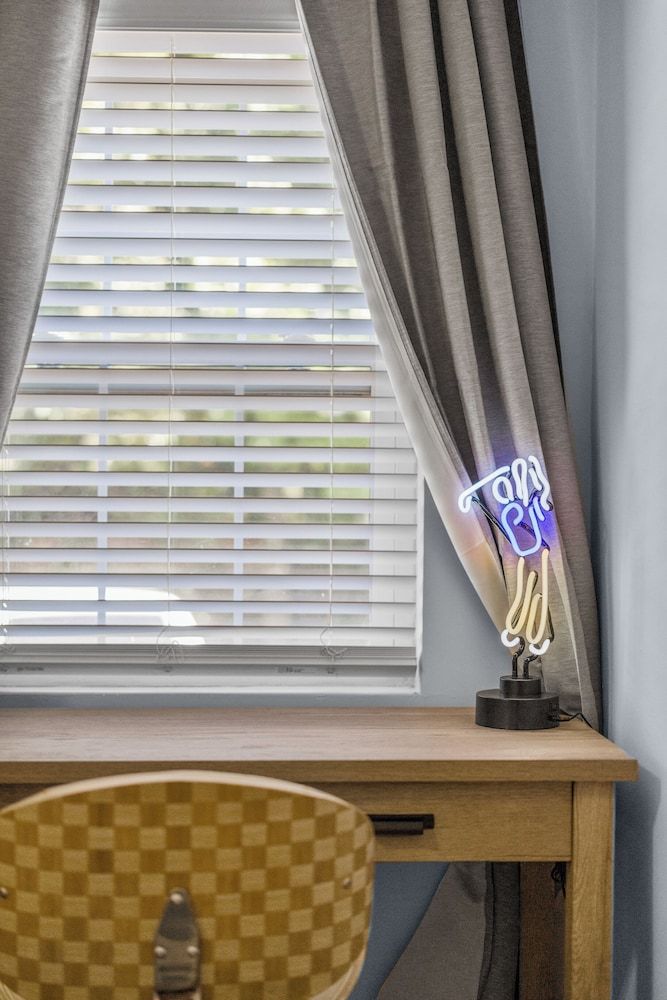 881 Furnished Apartments Deluxe Apartment 27