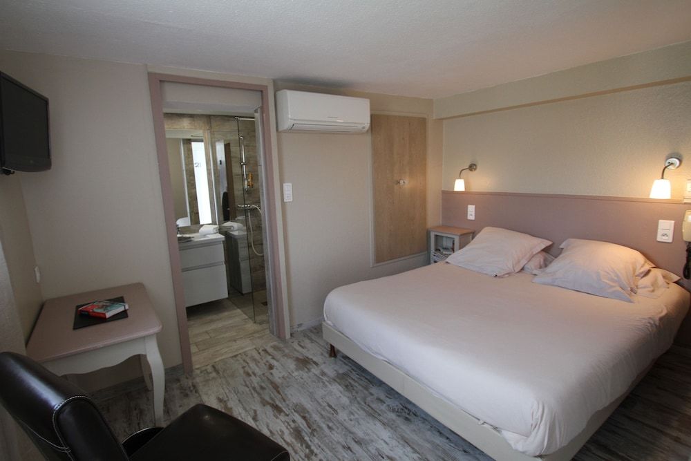 Standard Double Room, Ensuite (Chambre Grand Lit)