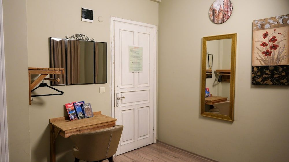 Second Home Hostel Deluxe Room, Private Bathroom 7