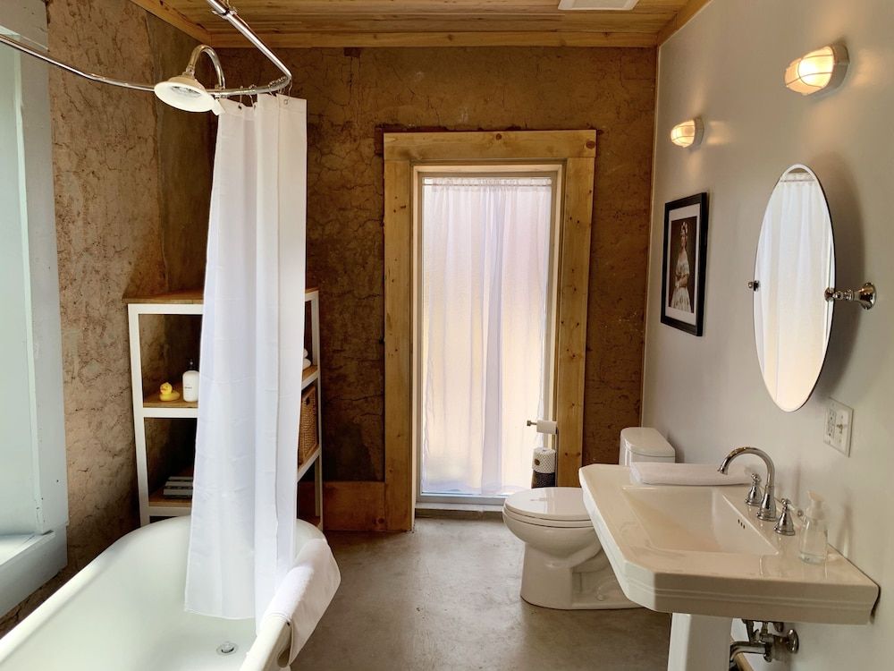 The Lincoln Marfa Two Queen Casita - No Pets 3