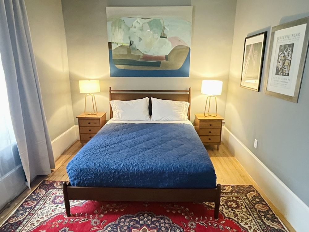 The Lincoln Marfa Premium Two-Queen House - No Pets 2