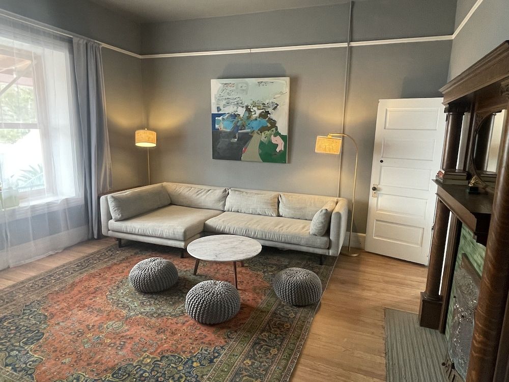 The Lincoln Marfa Premium Two-Queen House - No Pets 8