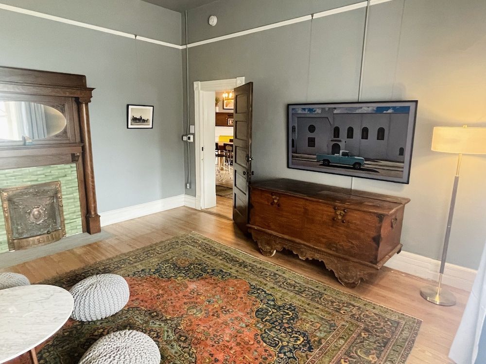 The Lincoln Marfa Premium Two-Queen House - No Pets 9