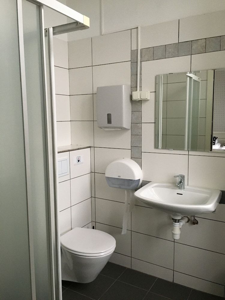 Halmstad Hotell & Vandrarhem Kaptenshamn Quadruple Room, Private Bathroom 6