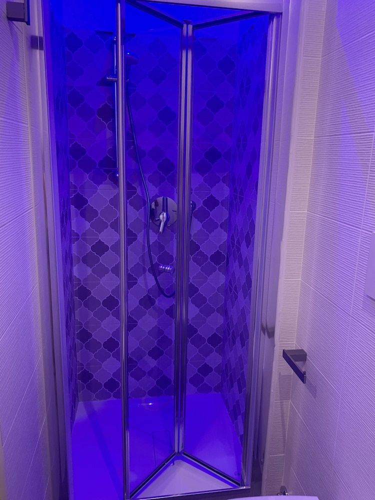 4VaticanRooms Deluxe Double or Twin Room 11