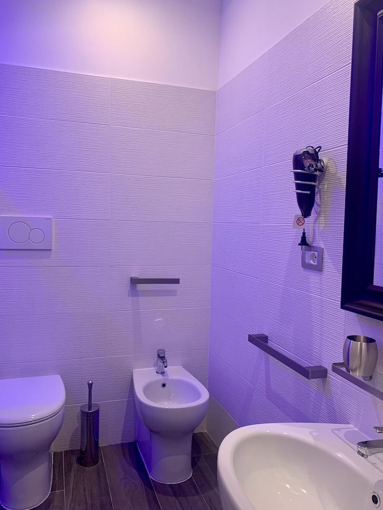 4VaticanRooms Deluxe Double or Twin Room 9