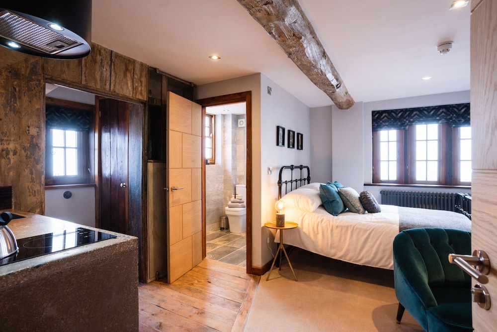 Old Infirmary Superior Studio (Lister)