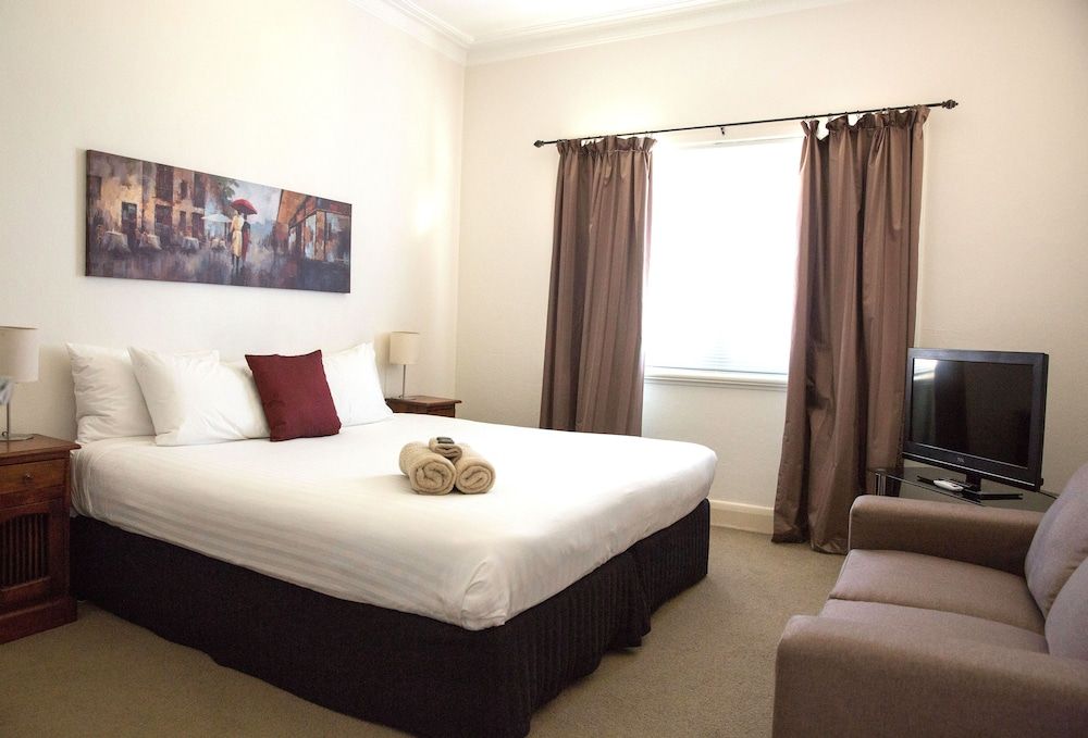 One-Bedroom King Apartment