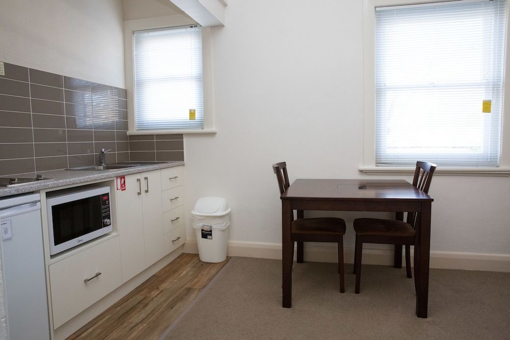 One-Bedroom Queen Apartment