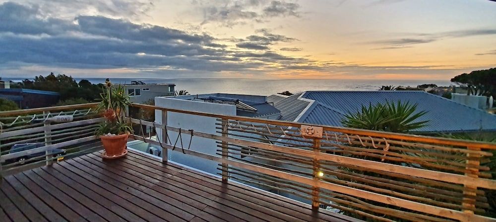 Villa Surprise Royal Suite, 1 King Bed, Ocean View, Sea Facing 4