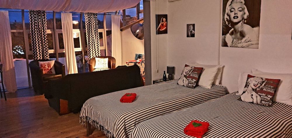 Villa Surprise Premium Twin Room, 2 Twin Beds, Ensuite, Pool View 4