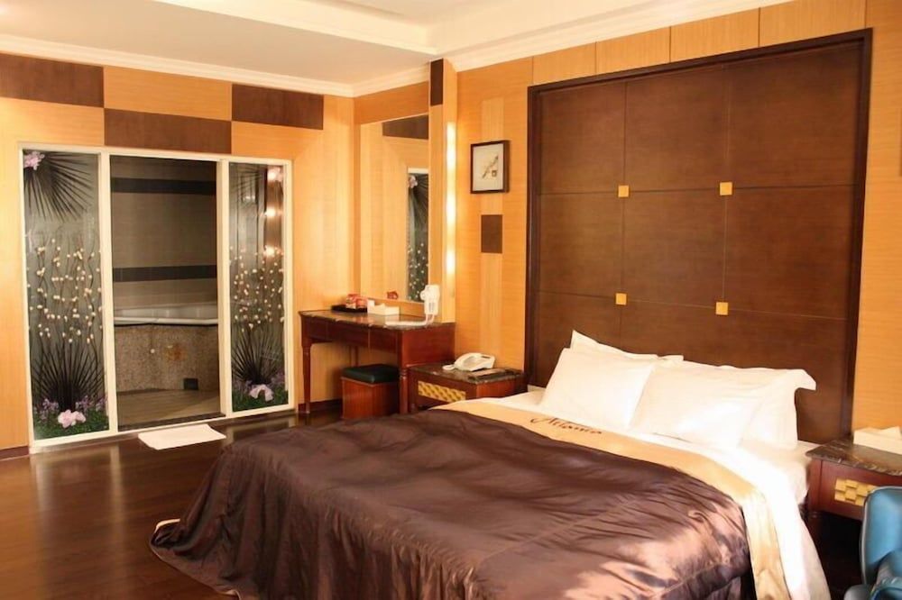 Double Room, Jetted Tub