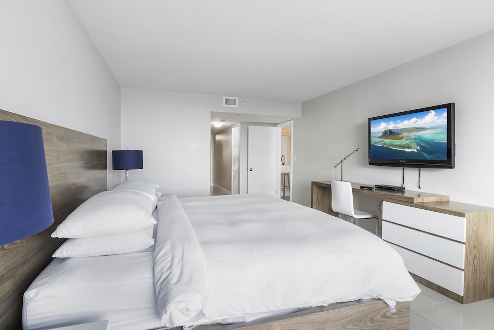 Edgewater Hideaway Minutes to Brickell Deluxe Apartment (3 Bedrooms)