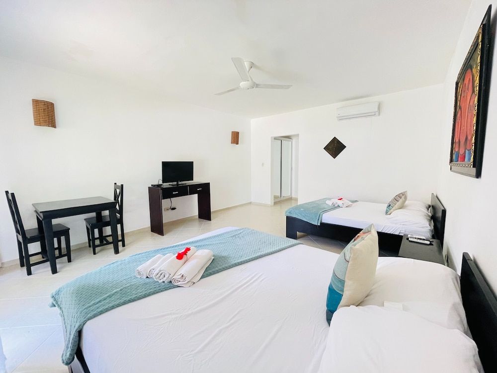 Solaz Boutique Hotel Standard Quadruple Room, 2 Queen Beds 5