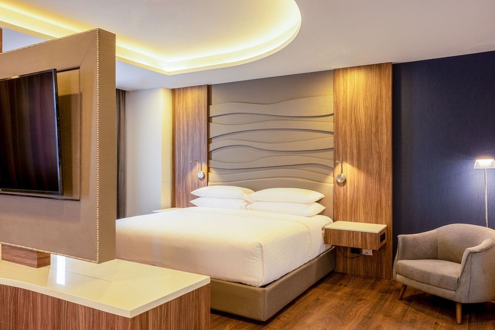 Sheraton Guadalajara Expo Junior Room, 1 King Bed, Non Smoking, City View 3