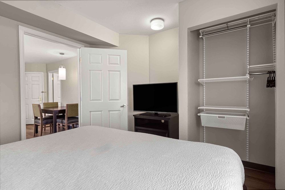 Extended Stay America Suites - St Louis - Fenton Suite, 2 Bedrooms, Non Smoking, Refrigerator & Microwave 3