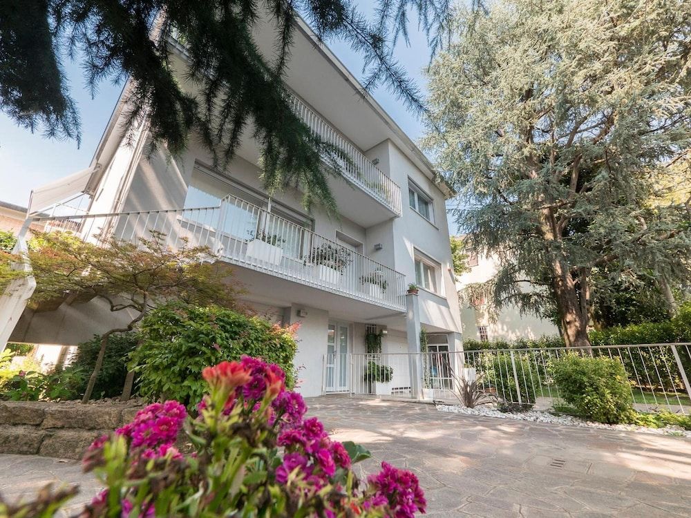 undefined VILLA DUE GIARDINI 6