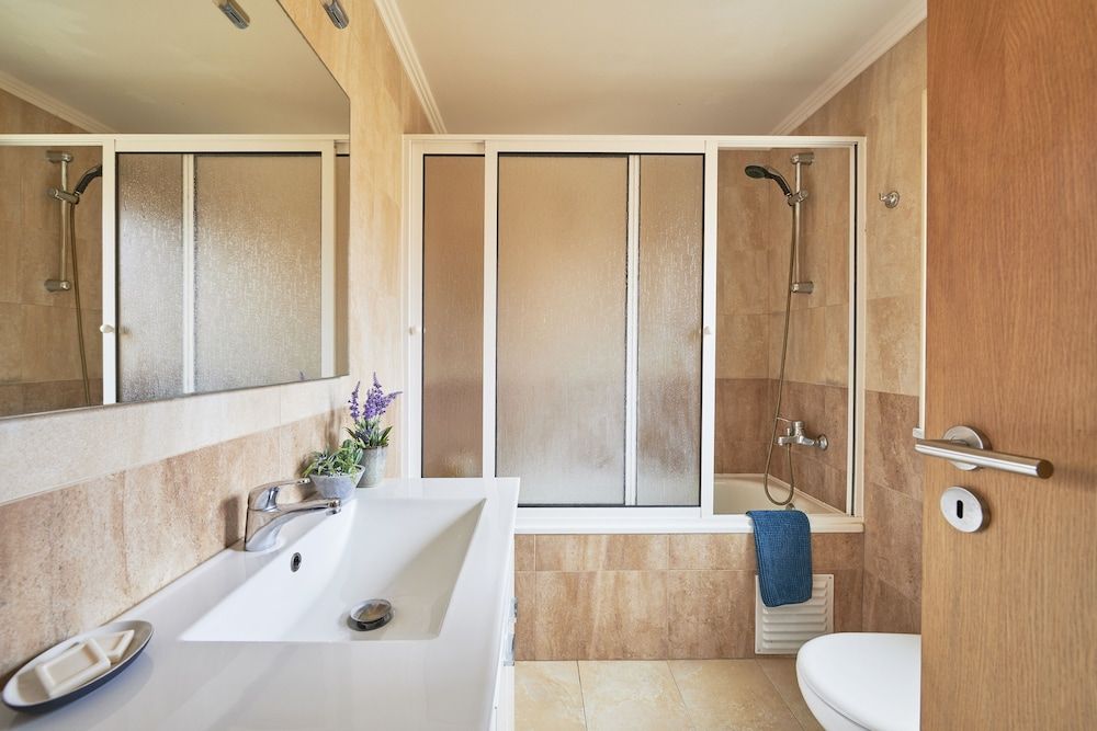 Renovated and Spacious Duplex Apartment With Patio, By TimeCooler Apartment, 3 Bedrooms, Patio 44