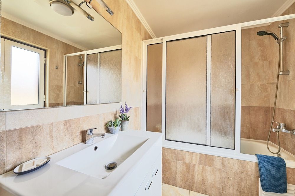 Renovated and Spacious Duplex Apartment With Patio, By TimeCooler Apartment, 3 Bedrooms, Patio 45