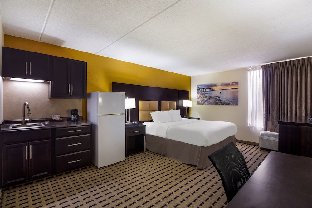 Clarion Pointe Lake Jackson - Clute Standard Room, 1 King Bed, Non Smoking (Wet Bar) 2