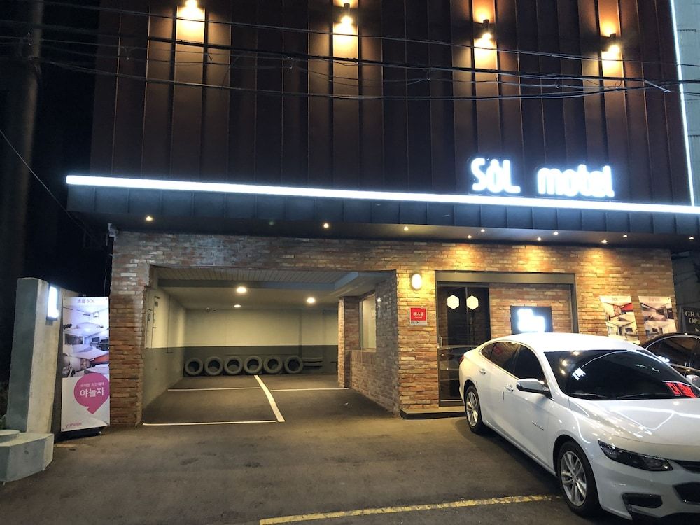 undefined Sol Motel 4