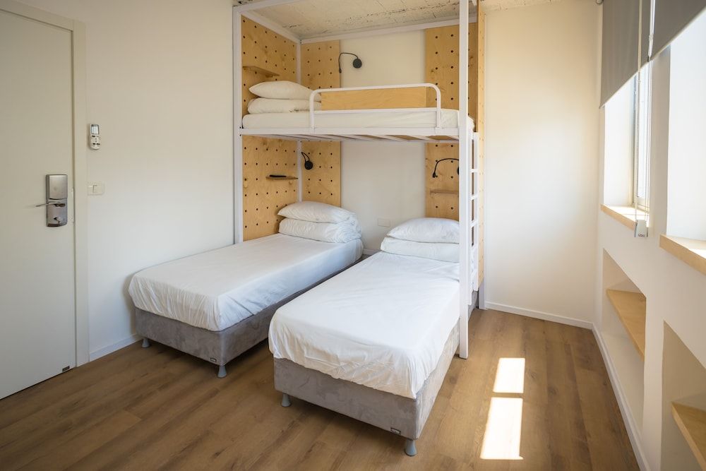 Domus Metro Hotel Classic Triple Room, Multiple Beds, Private Bathroom 3