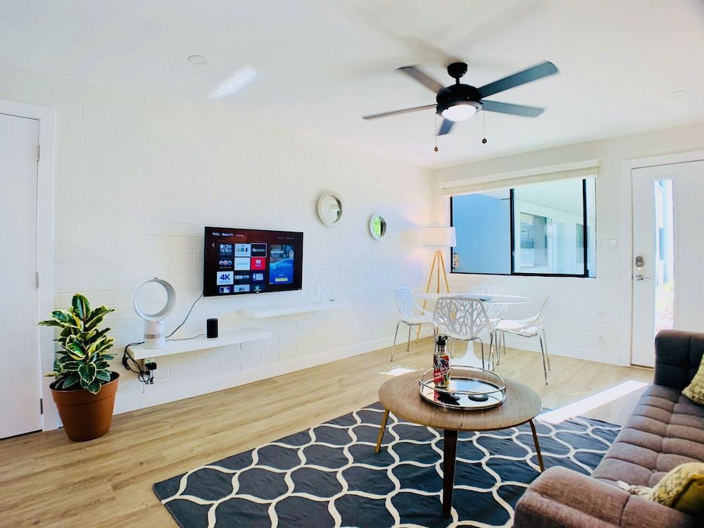 Primo Old Town Location with Heated Pool Deluxe Apartment 7