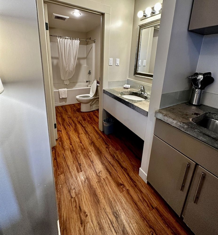 West Coast Motel Junior Room, 1 Queen Bed, Kitchen 4