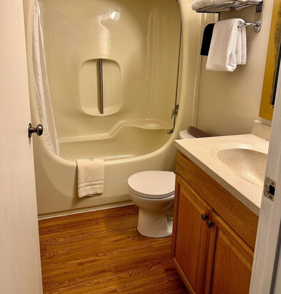 West Coast Motel Economy Room, 2 Twin Beds 3