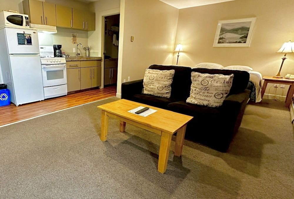 West Coast Motel Junior Room, 1 Queen Bed, Kitchen 6