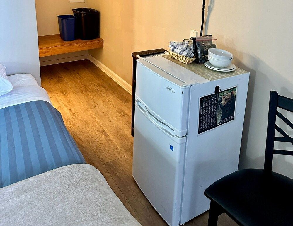 West Coast Motel Economy Room, 2 Twin Beds 4