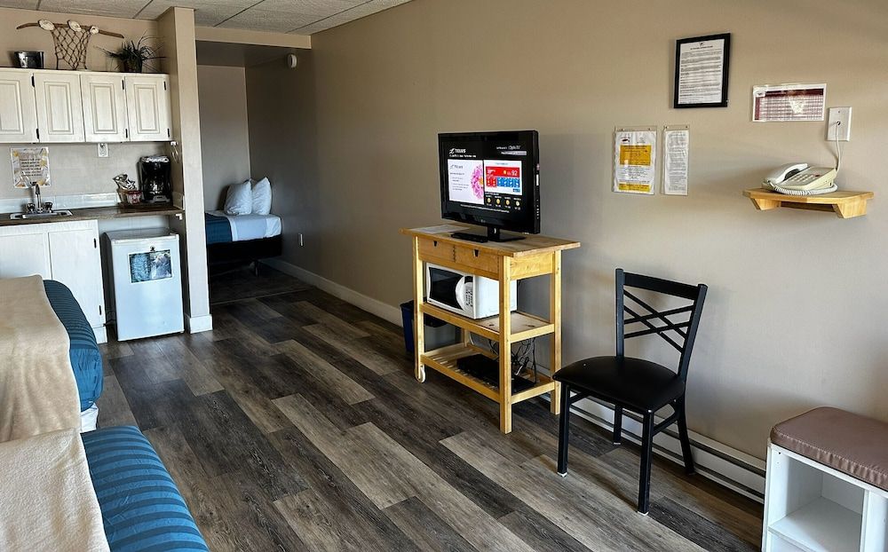 West Coast Motel Family Room 4