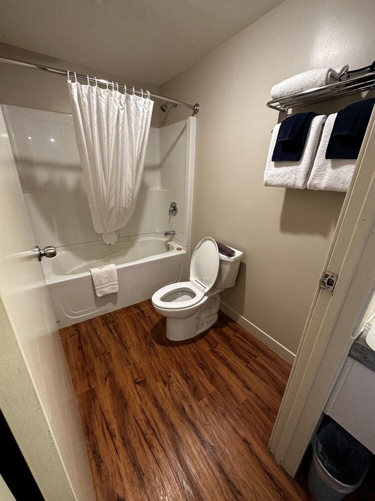 West Coast Motel Junior Room, 1 Queen Bed, Kitchen 3