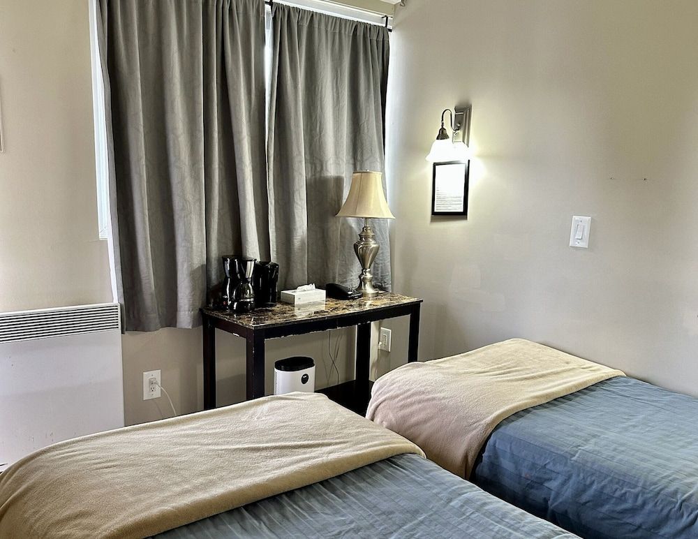 West Coast Motel Economy Room, 2 Twin Beds