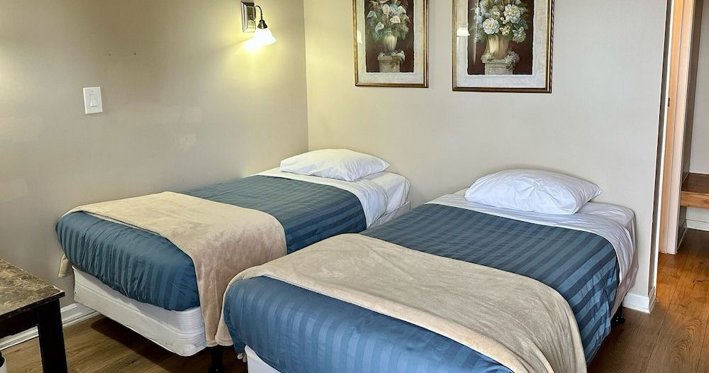 West Coast Motel Economy Room, 2 Twin Beds 2