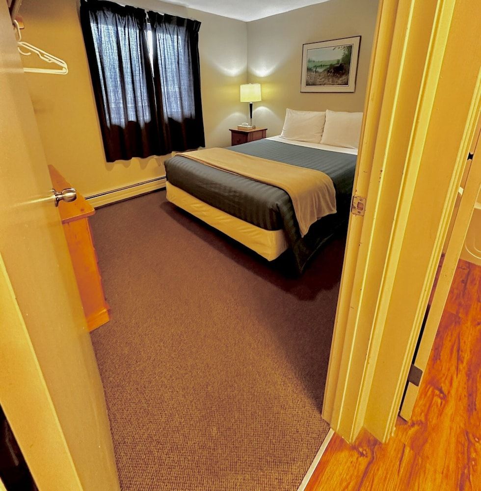 West Coast Motel Junior Room, 1 Queen Bed, Kitchen 2