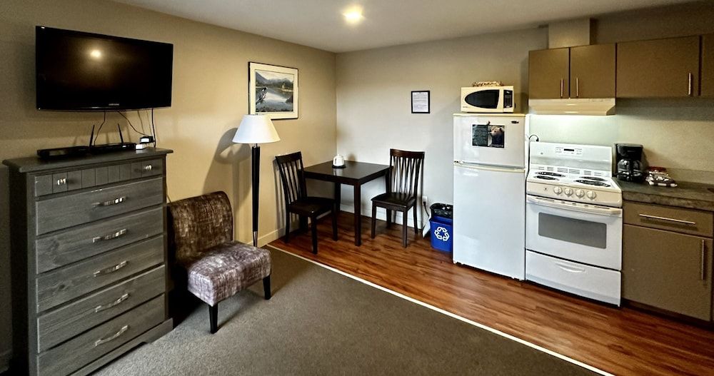 West Coast Motel Junior Room, 1 Queen Bed, Kitchen 5