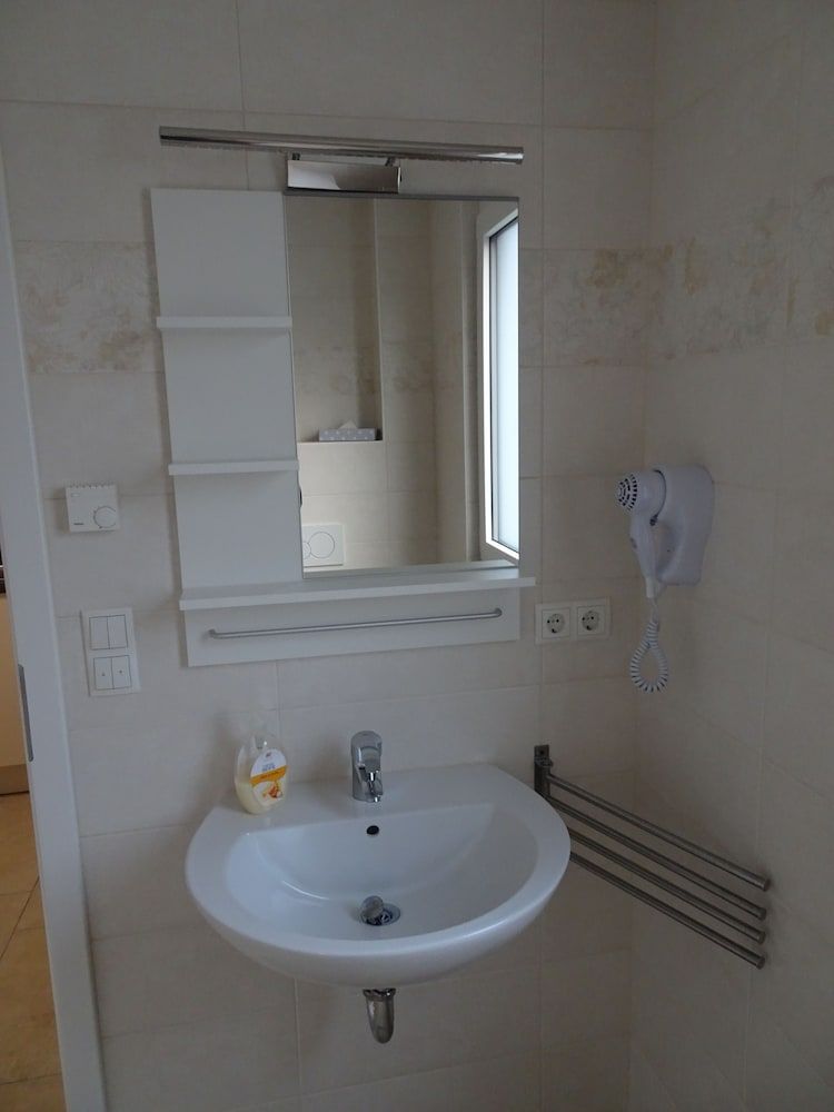 Hilda Apartments Rust Standard Studio 4