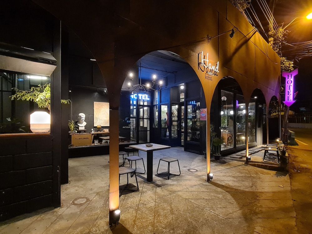 undefined Hand Hotel 4