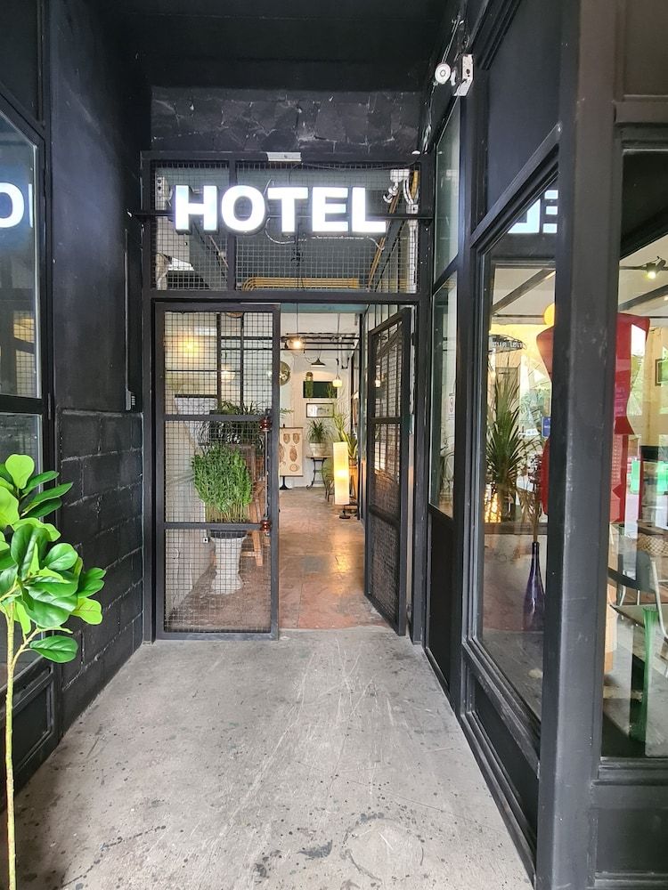 undefined Hand Hotel 2